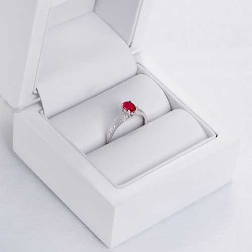 Pierścionek zaręczynowy SAVICKI: białe złoto, rubin, diamenty